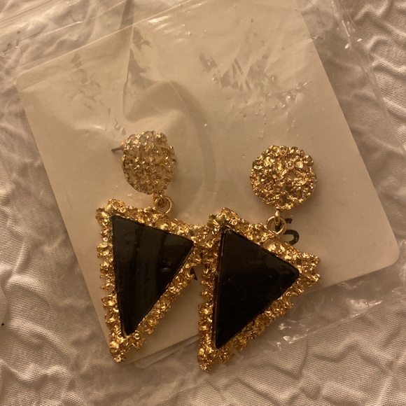 🌻5/$15 Black Earrings - Picture 2 of 2